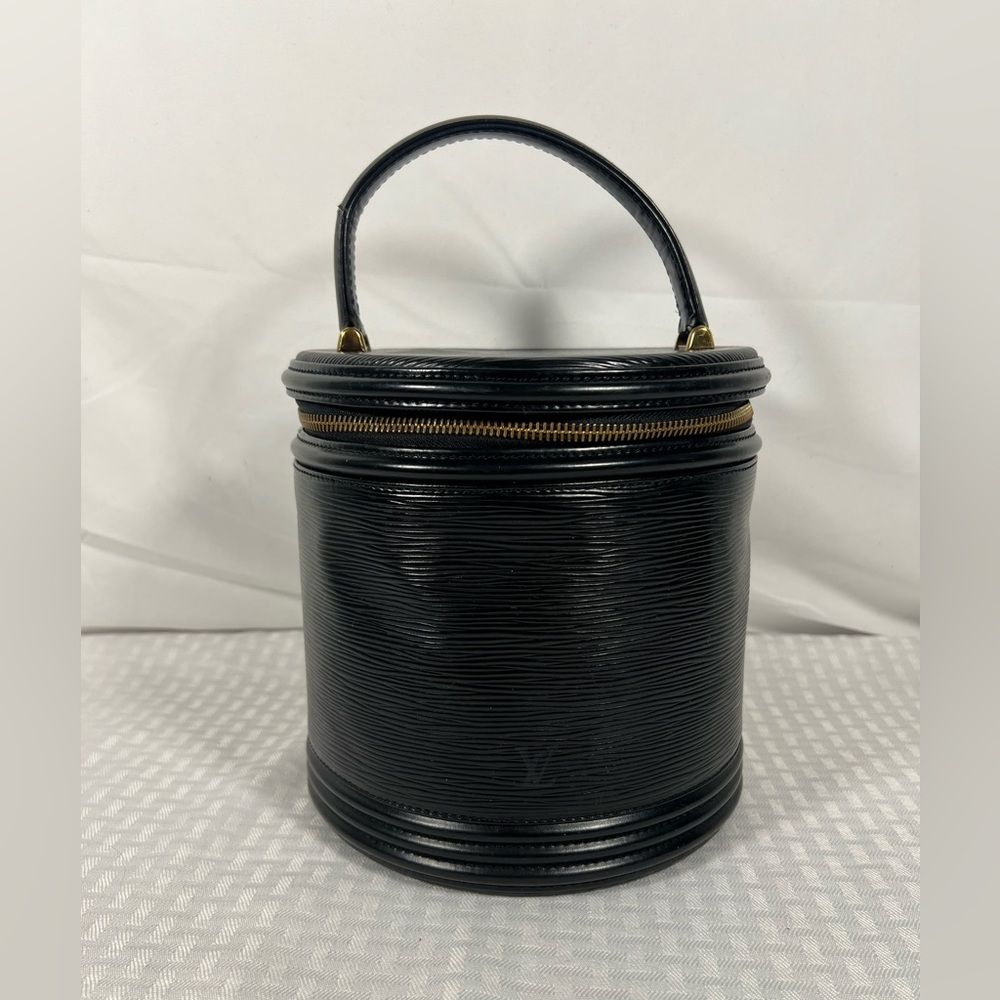 3035: Louis Vuitton Cannes Black Epi Leather Round Vanity Case - cracked handle